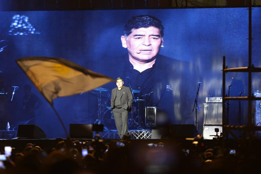Maradona sul palco sistemato in Piazza del Plebiscito a Napoli, davanti a una folla di 15.000 persone che lo acclamano. Ansa